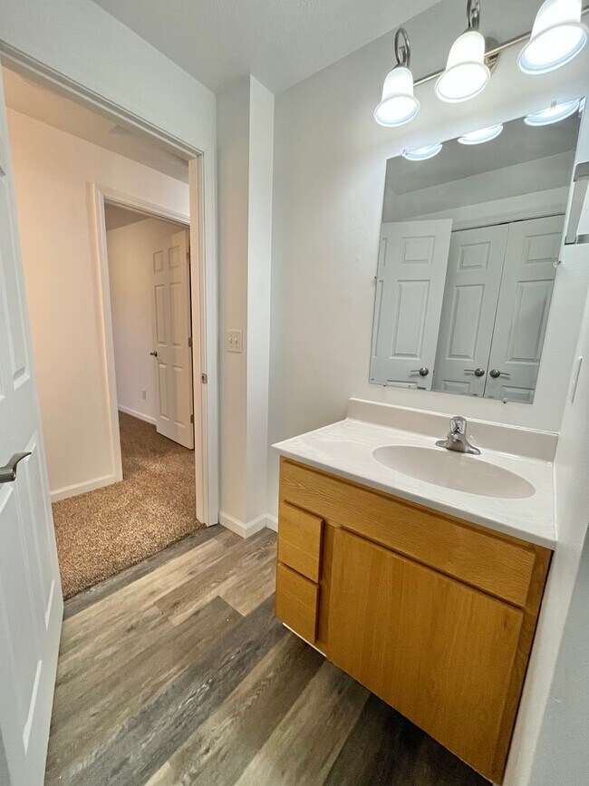 Building Photo - 815 W 11th St