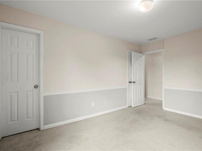 Building Photo - 2080 Vistoria Dr