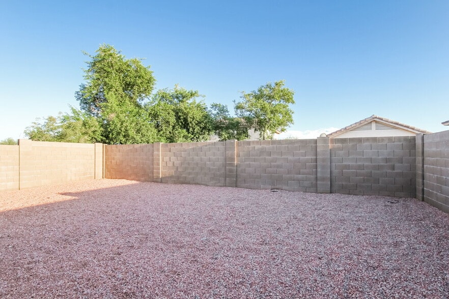 Building Photo - 11717 W Poinsettia Dr