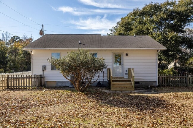 Building Photo - Broad Creek Home Available Now