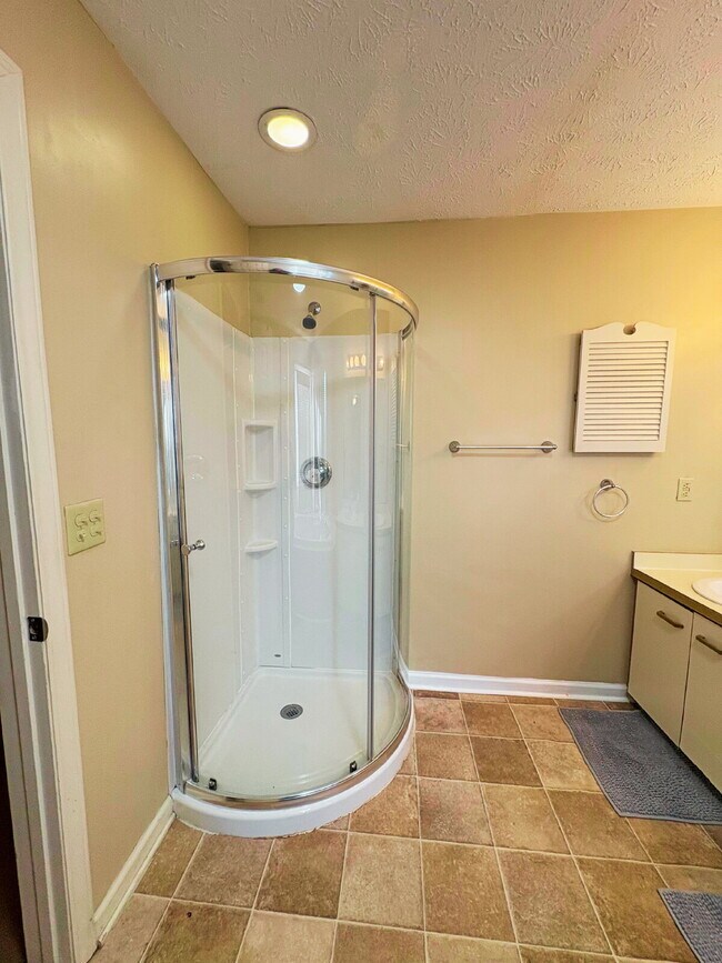 Building Photo - First floor condo with open living layout