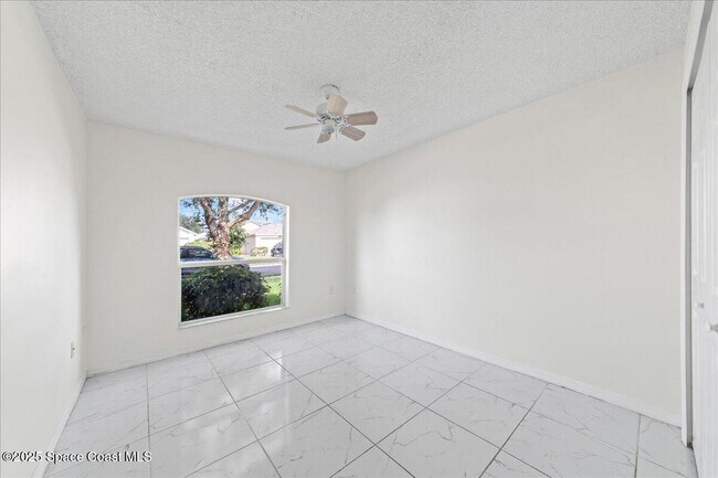 Building Photo - 2165 Redwood Cir