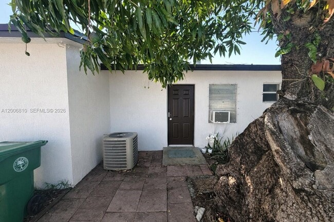 Building Photo - 3547 SW 24th St