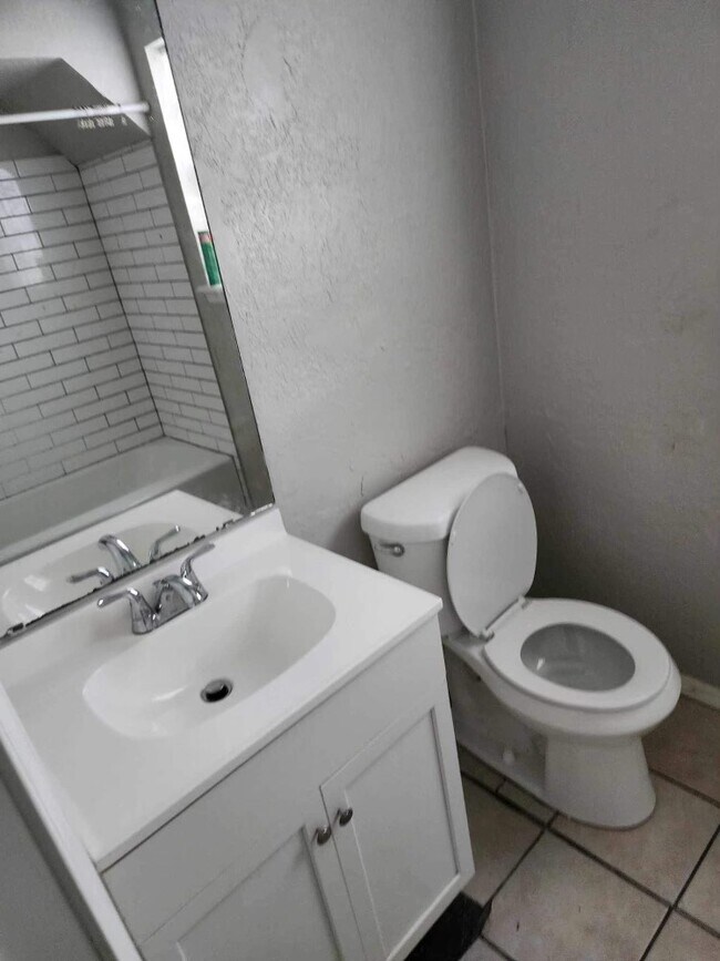 Building Photo - 8417 S Villa Ave