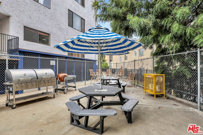 Building Photo - 10982 Roebling Ave