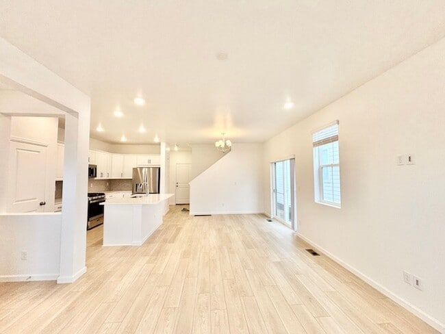 Building Photo - SECOND MONTH FREE RENT!