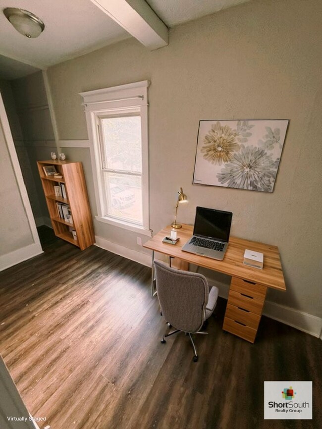 Building Photo - Updated 2 bed 1 bath upper apartment