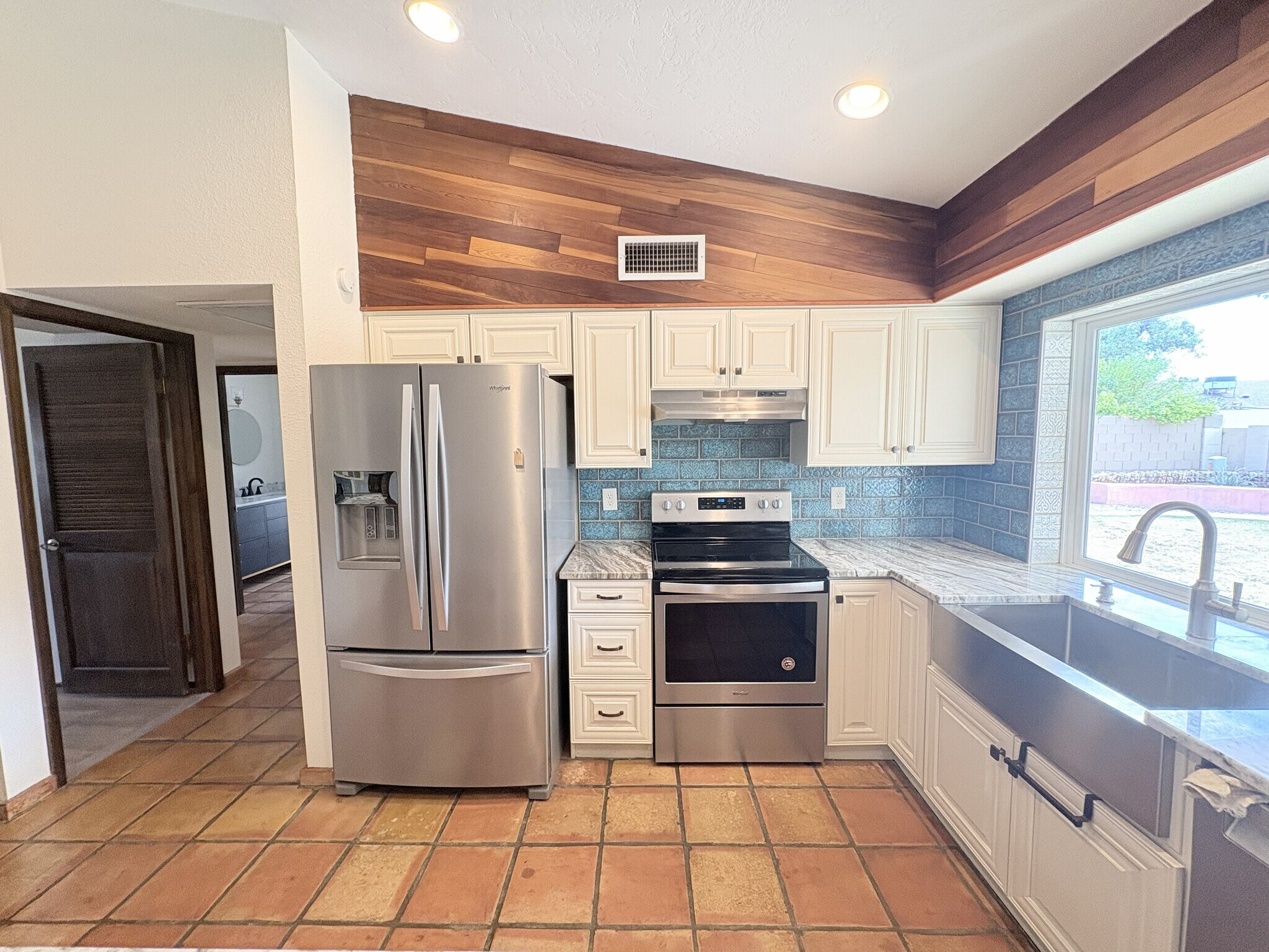 Building Photo - 1013 W Keating Ave