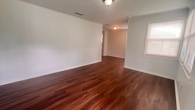 Building Photo - 1976 College Cir S