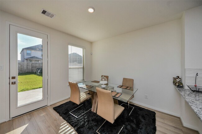 Building Photo - 4852 Sun Fls Dr