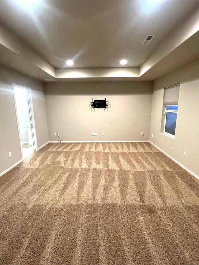 Building Photo - Charming Very Spacious 2-Story Home for Rent in Pasco, WA – Ideal Location Off Road 68!