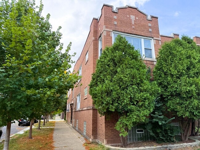 Building Photo - 5904 W Berteau Ave