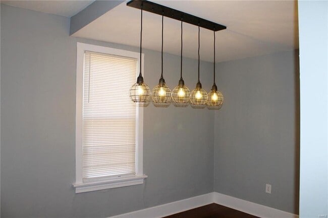 Building Photo - Absolutely adorable 3 bedroom/1.5 bath house in Ritenour school district!