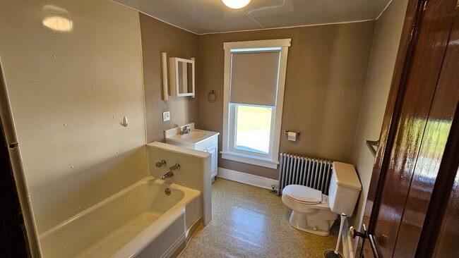 Building Photo - Country Living in This 4 Bedroom Farmhouse!