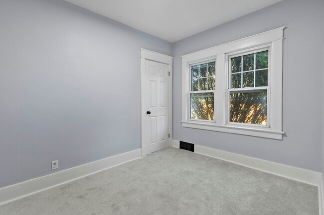 Building Photo - 906 Harrow Rd