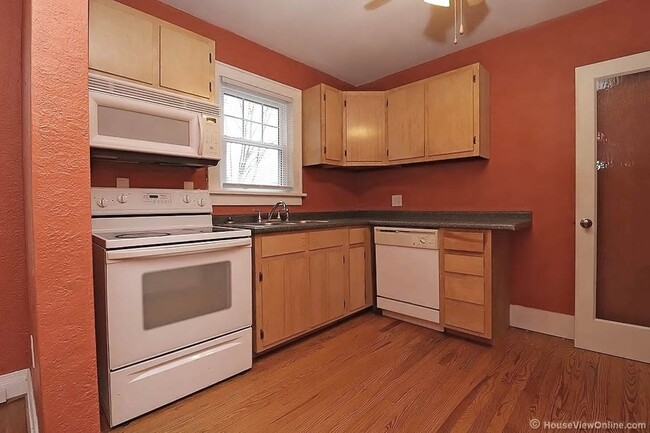 Building Photo - Available THIS SUMMER-Spacious Home Close to Campus