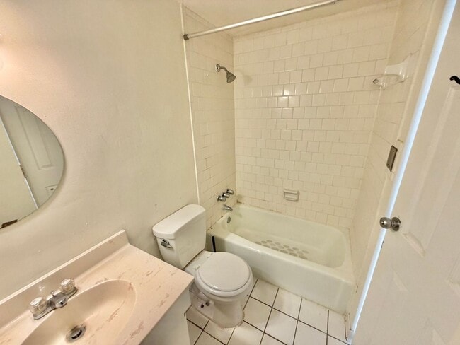 Building Photo - Dupont Prime Location Tree-Lined Corcoran St & 17th 1 bed 1 bath Condo UTILITIES INCLUDED.