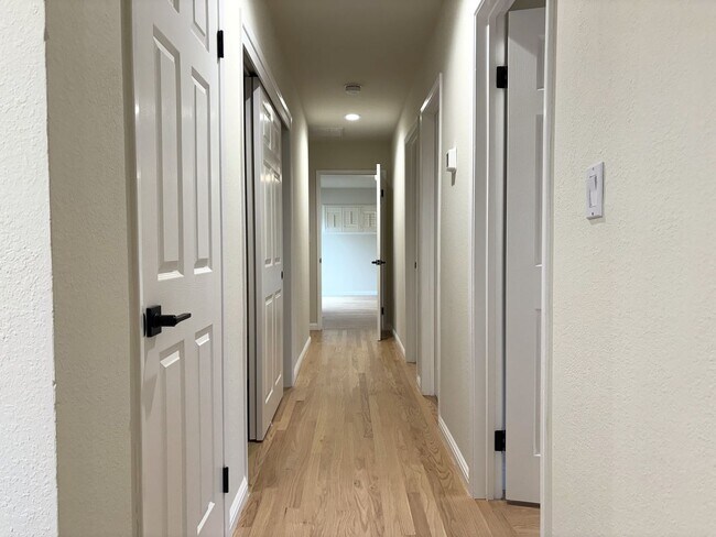 Building Photo - Beautifully Updated 4-Bedroom Home in Prime Mountain View Location!