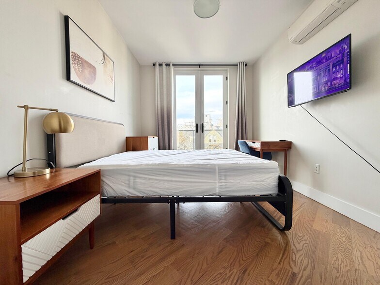 Building Photo - Furnished room/NOT APARTMENT