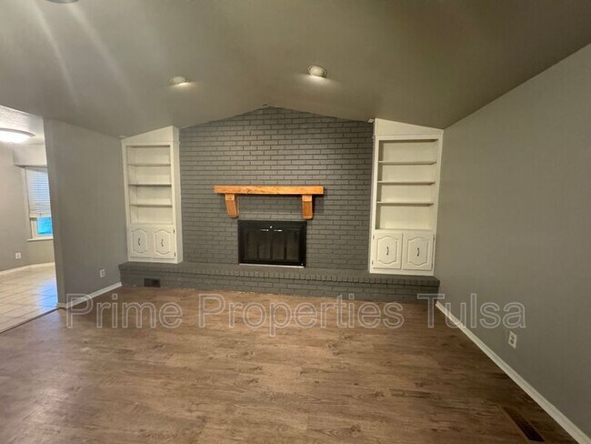 Building Photo - 5716 S Elm Ave