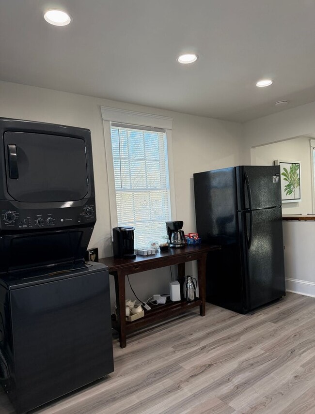 Building Photo - Furnished 2 bed 1 Bath Home