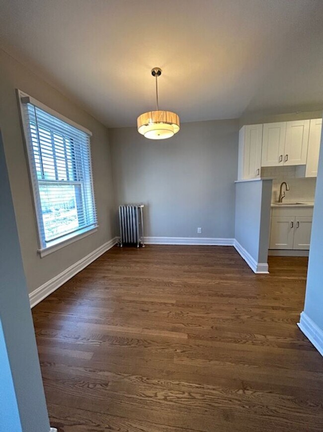 Building Photo - Edgewater Studio with Heat and Cooking Gas Included ~ No Security Deposit ~ Cat Friendly *ONE MON...