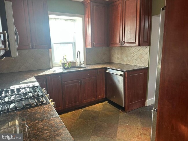 Building Photo - 204 Rosemary Ave