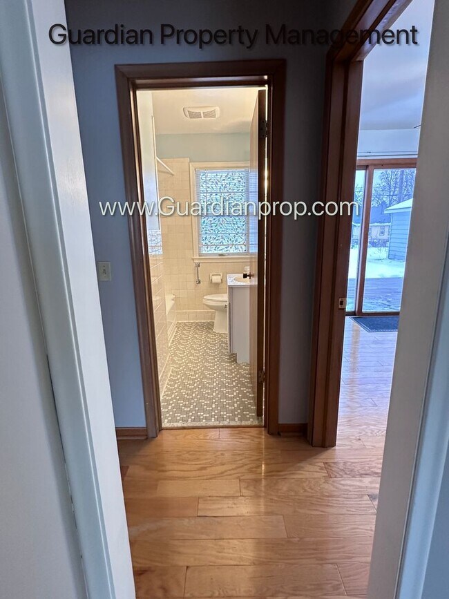 Building Photo - Richfield Single Family Home, Fenced Yard, 2 Car Garage, Dishwasher