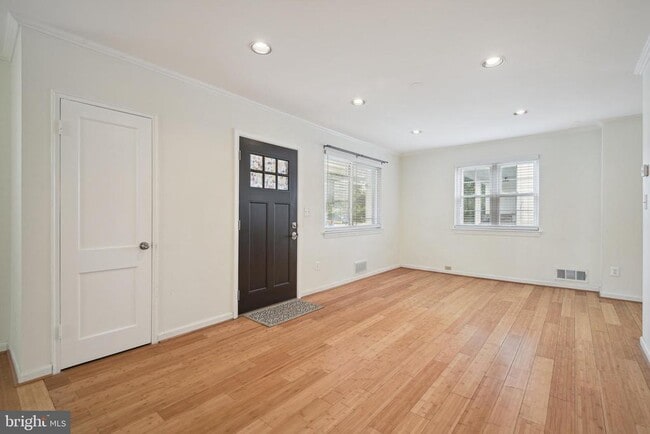 Building Photo - 5817 Greentree Rd