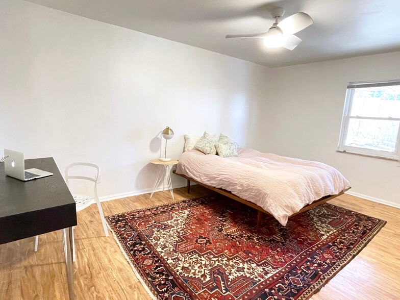large primary bedroom - 1211 Isis Ave