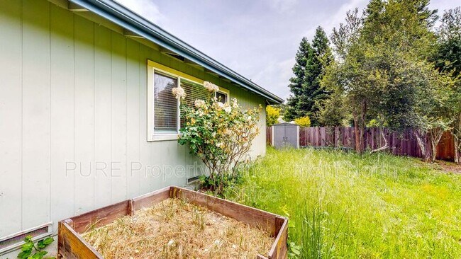 Building Photo - 3225 Meadow Glen Dr