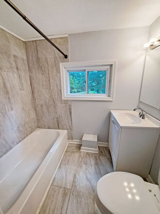 Building Photo - Mid-Century Modern SFH 3-Level, All Utilit...
