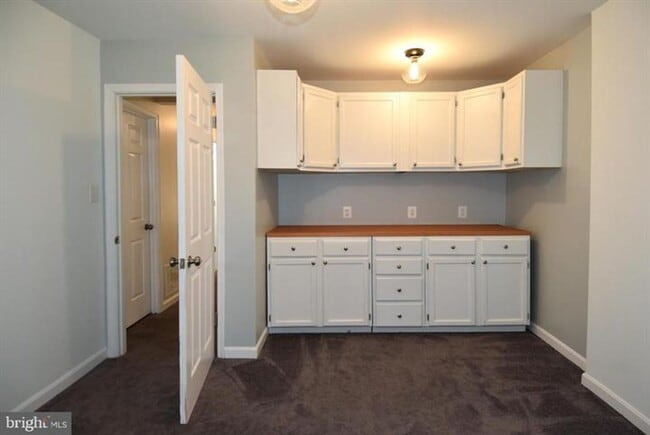 Building Photo - Set within the sought after community of Runnymeade, this beautifully maintained townhome offers ...