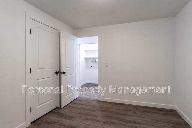 Building Photo - 4325 E 17th St