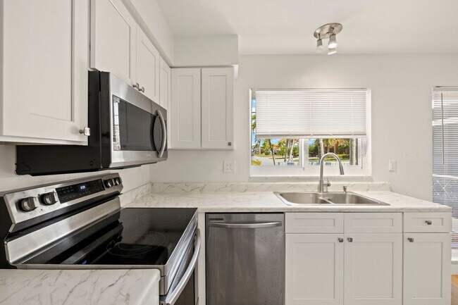 Building Photo - Completely Refurbished 3 Bedroom 2 bath with Florida Room Large backyard