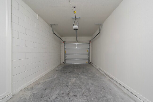 Building Photo - 2814 Raindrop Run St