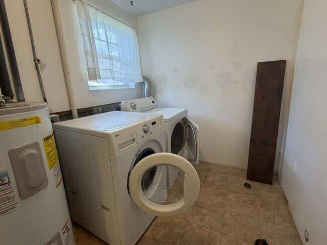 Building Photo - 3200 Azalea Dr