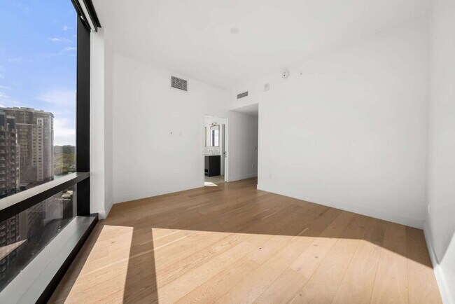 Building Photo - 70 Rainey St