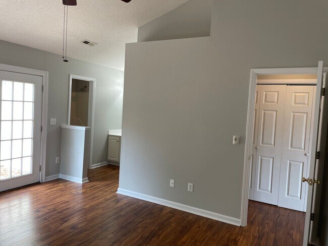 Building Photo - 3 bedroom/2 bathroom home with one-car gar...
