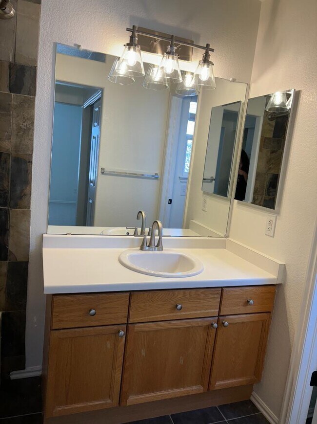 Building Photo - 9724 Queenscliffe Dr