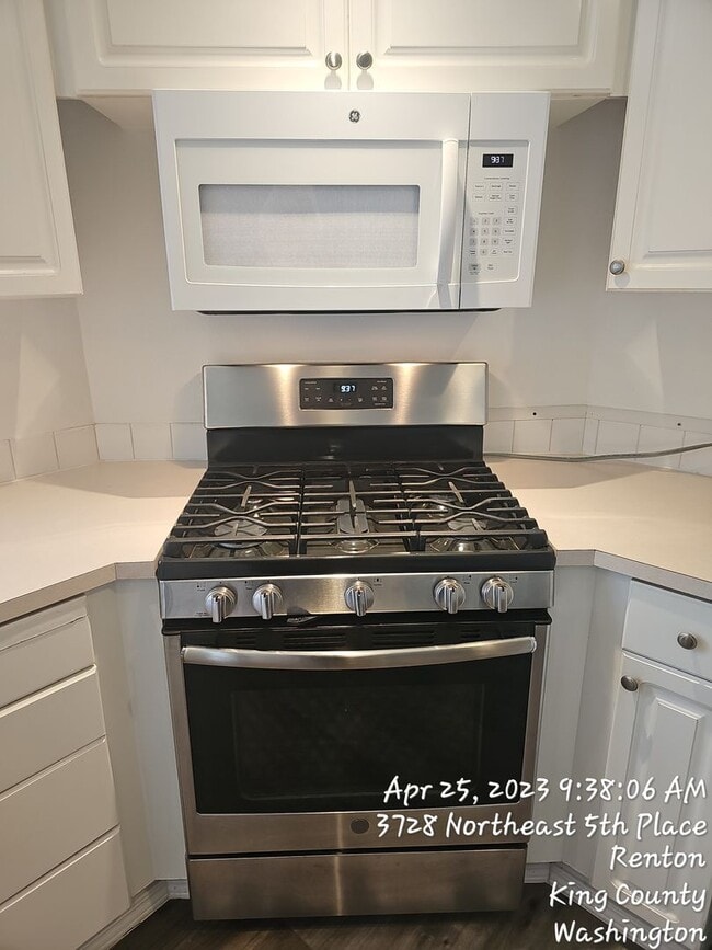 Building Photo - Renton highlands 2 story home for rent, 3 bedroom 2.5 bath with 2 car garage, Avail April 15th!