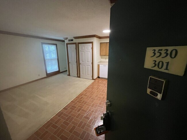 Building Photo - 1 Bedroom 1 Bathroom
