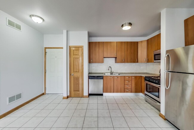 Building Photo - 2032 W Division St