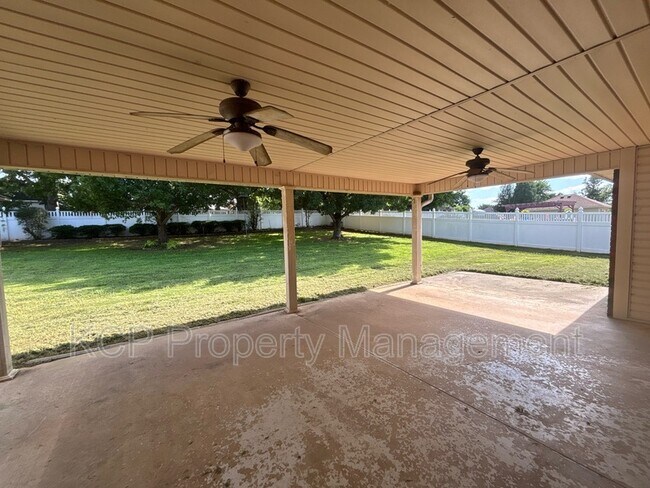 Building Photo - 2109 Barrington Dr