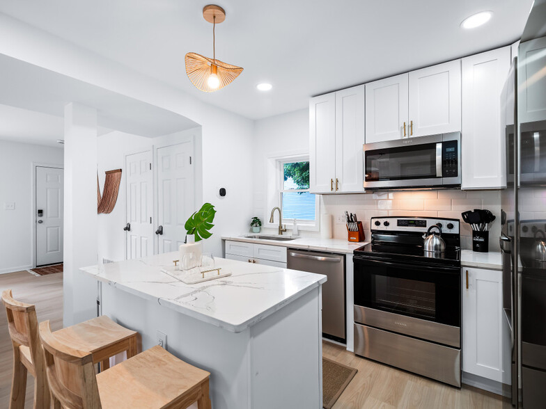 Building Photo - 1107 1st St