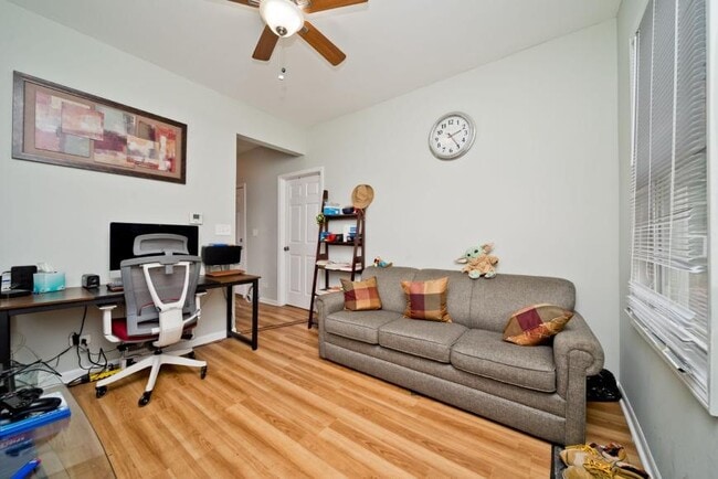 Building Photo - 3 bedroom in Chicago IL 60607