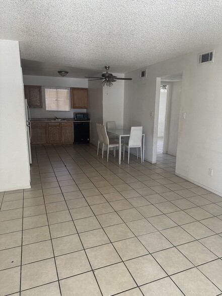 Building Photo - 465 W Ivyglen St