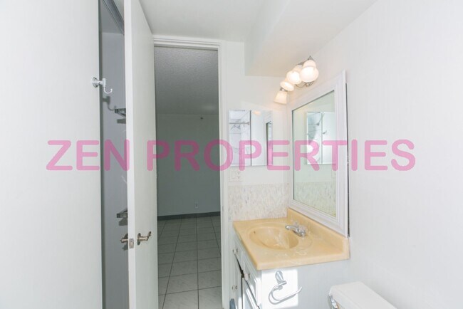 Building Photo - a 2 bdrm, 2 bath unit with 2 prkg at Fairway House for rent