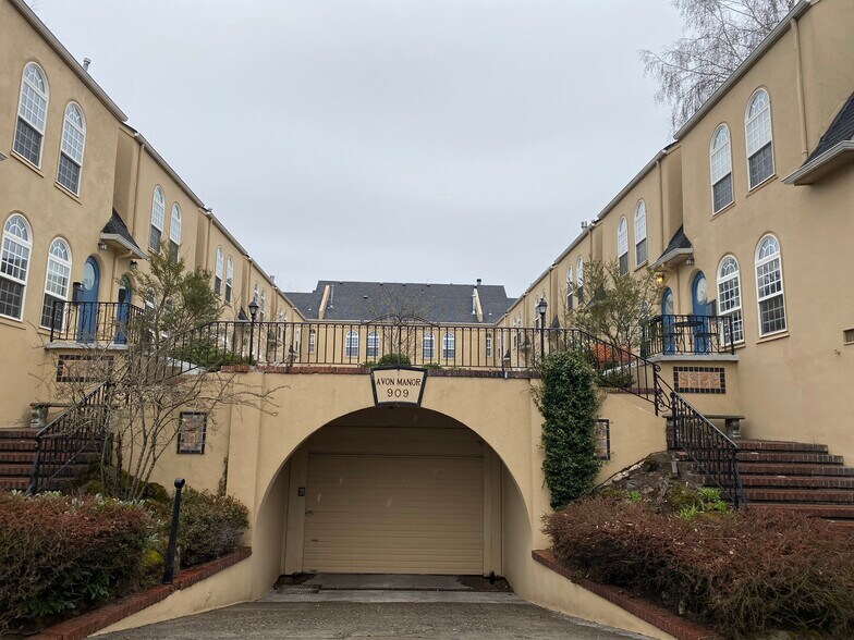 Building Photo - 909 NE Brazee St