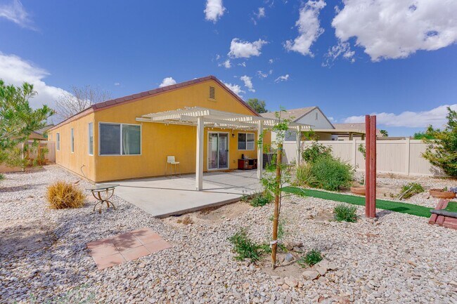 Building Photo - CHARMING 2 BEDROOM HOME IN GATED COMMUNITY...